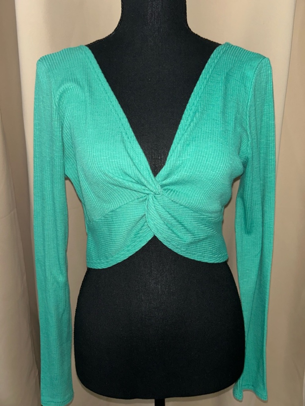 Butgood green ribbed long sleeve cropped twist front top. Juniors large